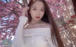 校花被三人拖去野外爆